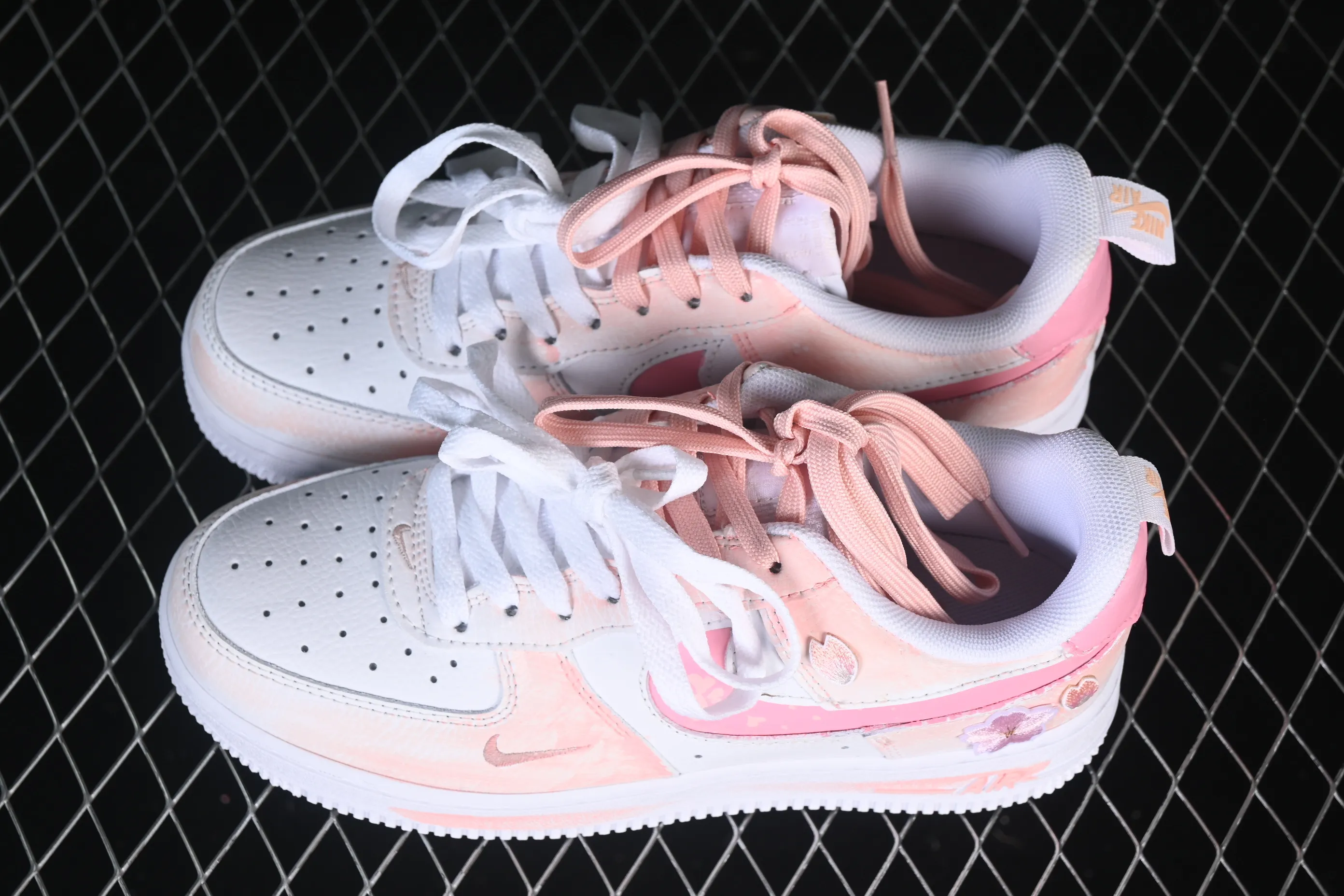 All categories Nk Air Force 1 Air Force series Nk Air Force 1 Low Air Force low-top Nike Air Force 1'07 Low "Spring Wild Cherry Prelude" Hand-painted graffiti Haruno Sakura Air Force 1 low-top casual sneakers FB8971-007